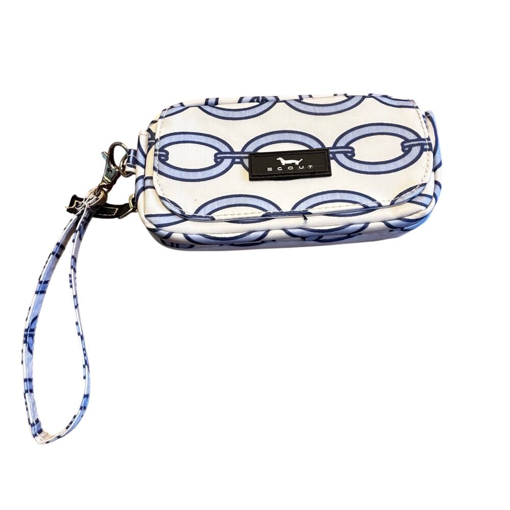 Scout zip around wristlet wallet in blue & white chain pattern with ID window